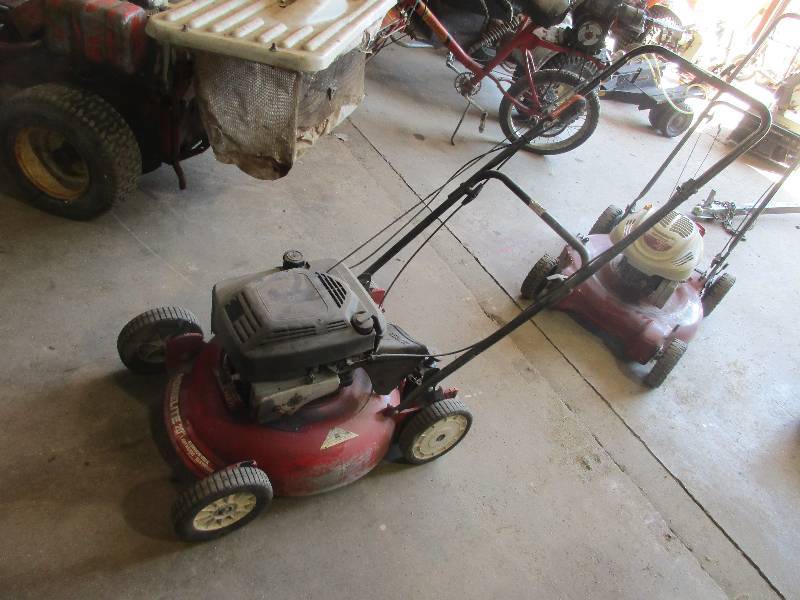 lot 45 image: Homelite push mower