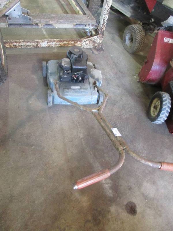 lot 48 image: Craftsman mower