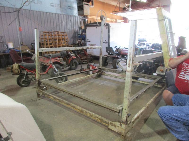 lot 351 image: Boat Lift