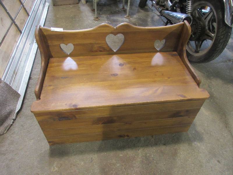 lot 149 image: Storage Bench