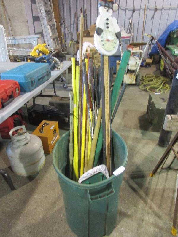 lot 185 image: Golf clubs