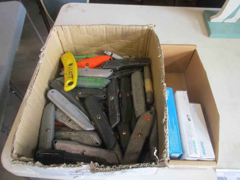 lot 251 image: Utility Knives