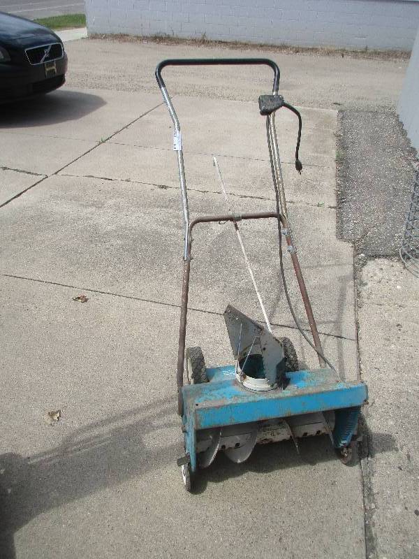 lot 259 image: Snowblower