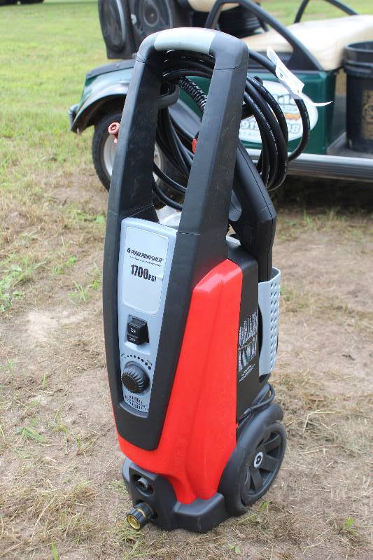 lot 17 image: Powerwasher 1700 psi Electric Clean Machine w Accessories