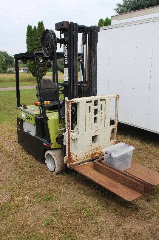 lot 9 image: Clark Electric Fork Lift w Sideshifter  Push Pull Attachments