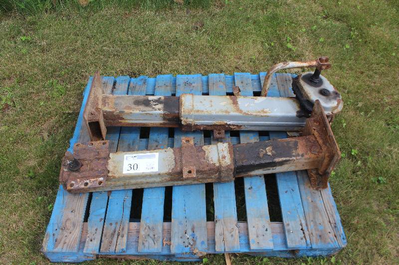 lot 30 image: 2-Piece Semi Trailer Landing Gear