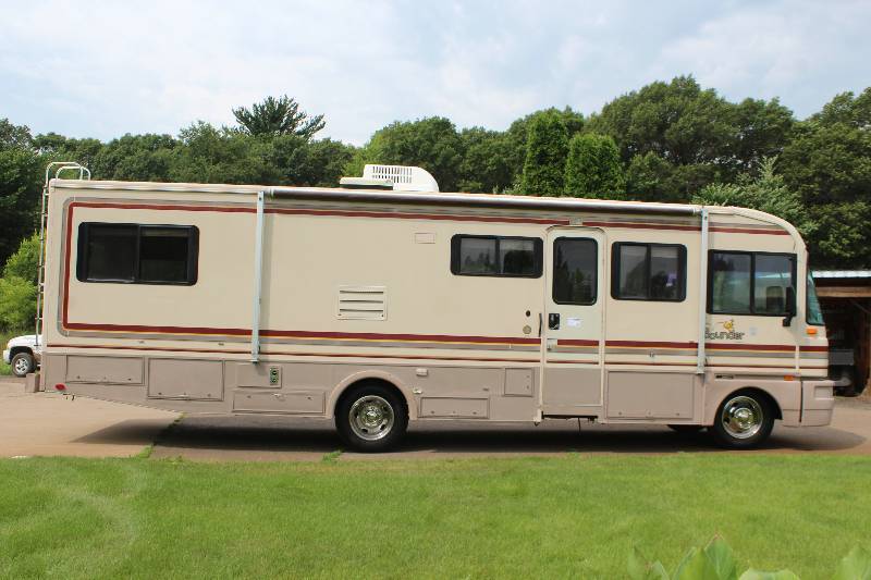 lot 1 image: 1994 Fleetwood Bounder 11-Window Recreation Vehicle