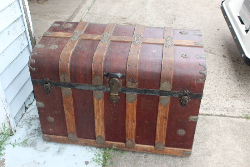 lot 25 image: Vintage Locking Old Cedar Chest w Key