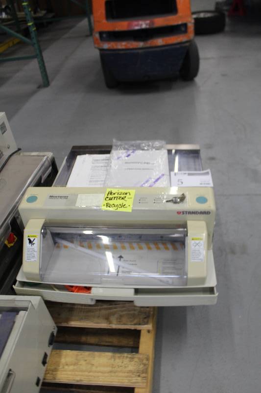 lot 5 image: Horizon Paper Cutter w Manual
