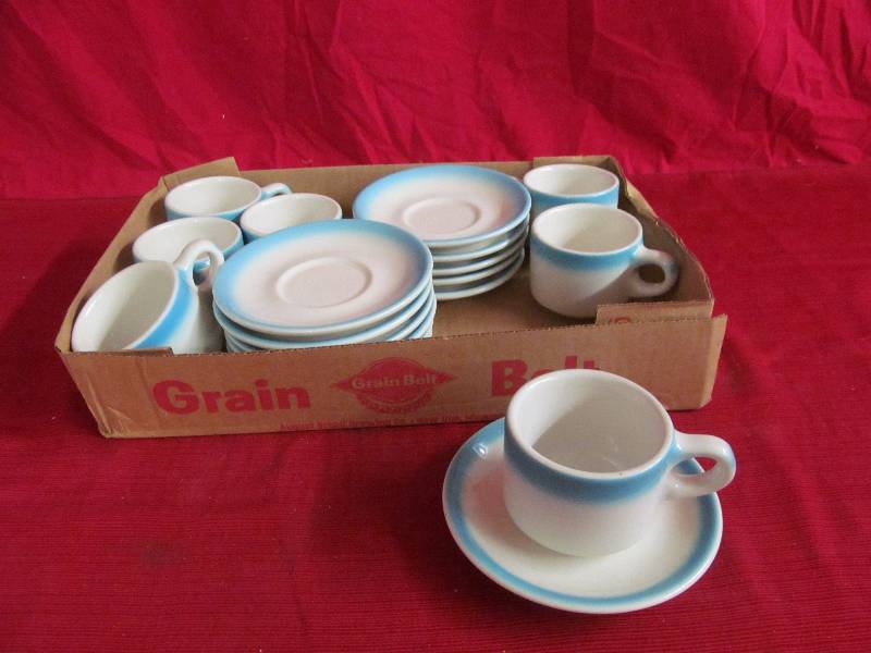 lot 17 image: dish set