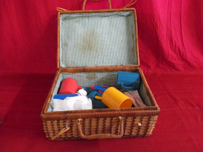 lot 36 image: picnic basket