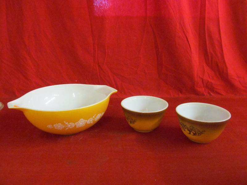 lot 60 image: Pyrex