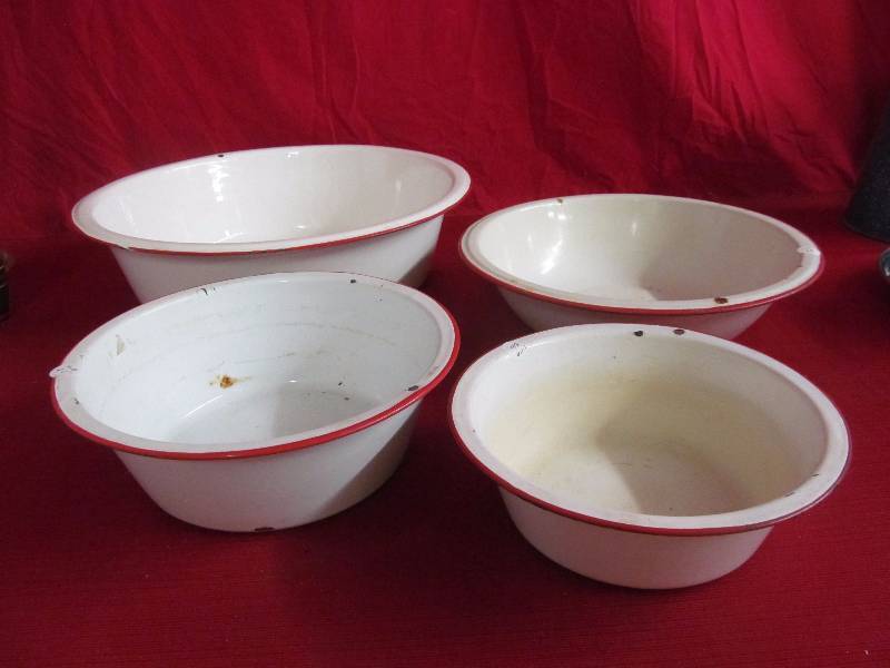 lot 89 image: enamelware