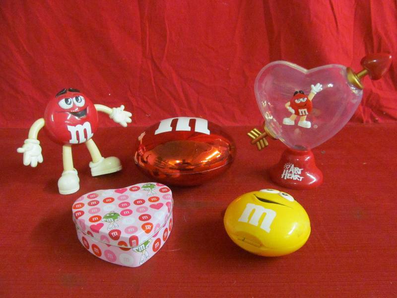 lot 117 image: M&M collectibles
