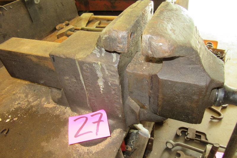 lot 27 image: Large heavy duty Antique Vise.