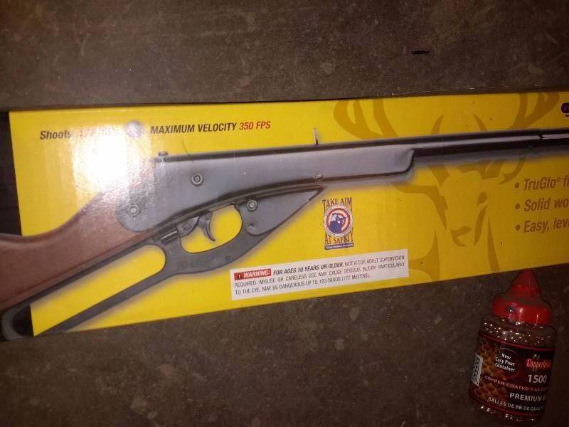lot 59 image: Daisy BB Gun.. And container of BBs.. NEW IN BOX