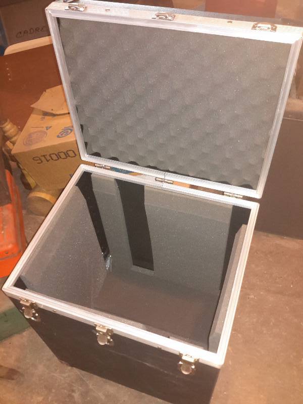 lot 43 image: Foam filled Hard sided Storage box.. Nice shape