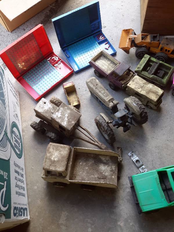 lot 102 image: Lot of Misc. Vintage Toysparts