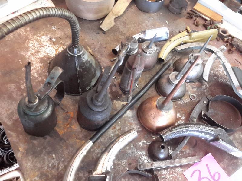 lot 37 image: Lot of Vintage and regular use oil cans
