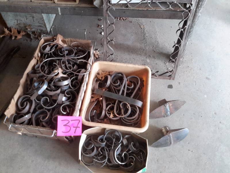lot 38 image: Lot of Decorative Iron ornaments