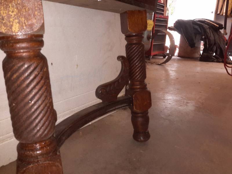 lot 39 image: Vintage twisted leg, dining room table  42in x 50 in..