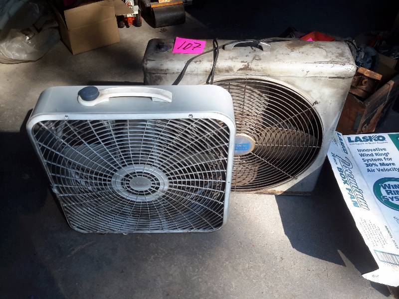 lot 107 image: 1 Vintage Box Fan.. 3 speeds.. 1 Box fan.. Fairly new