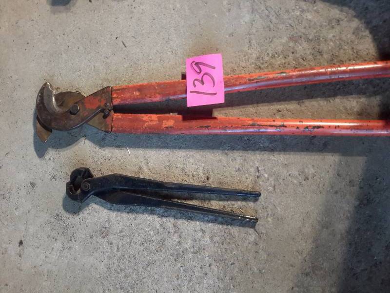 lot 139 image: Heavy duty cutter plus small  welders plier