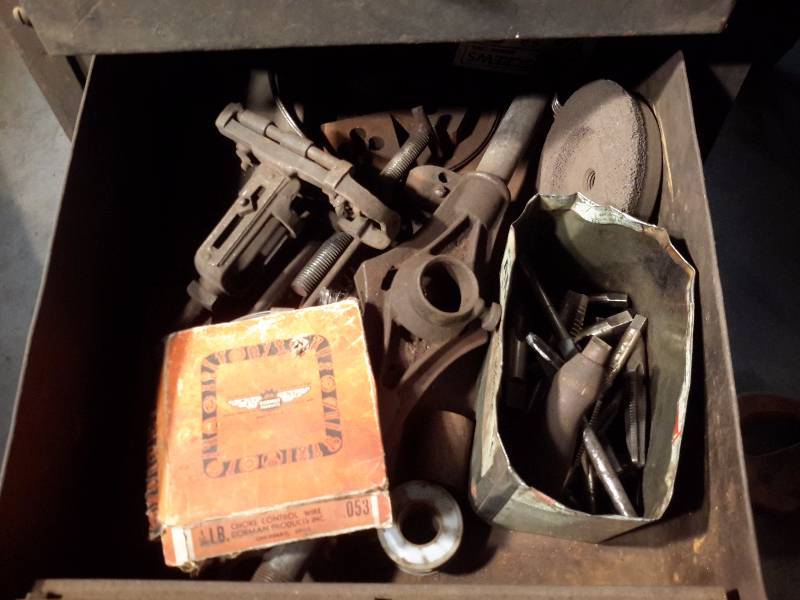 lot 121 image: Steel toolparts cabinet with all in the drawers