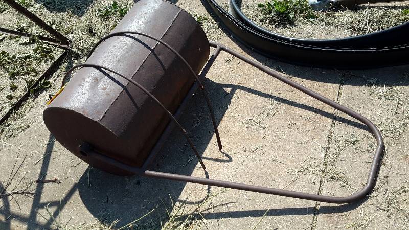 lot 265 image: Pull behind roller.. Fill it with water