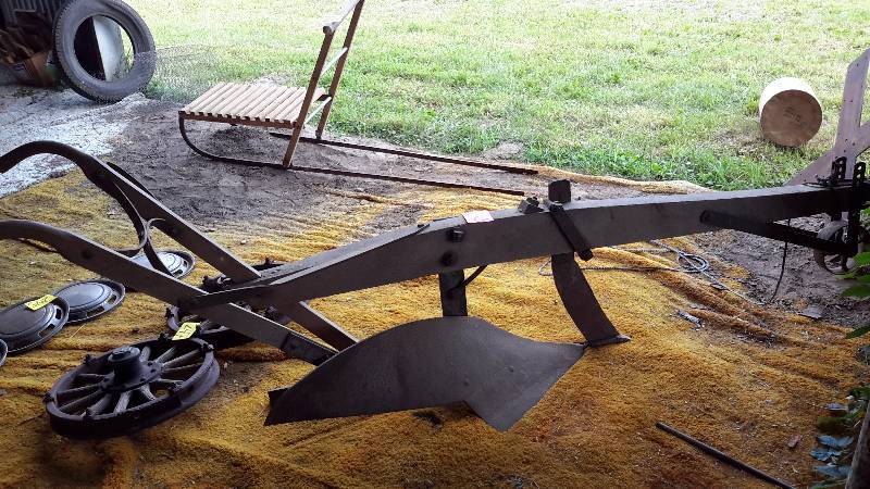lot 3 image: Antique single bottom horse plow
