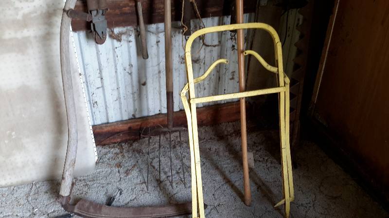 lot 253 image: Lot of misc. yard garden tools.. Folding cart. See closeups
