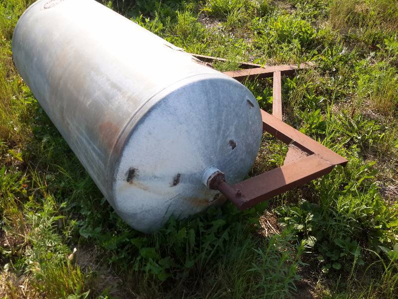 lot 289 image: Large Roller.. Needs some repair on one of the seams