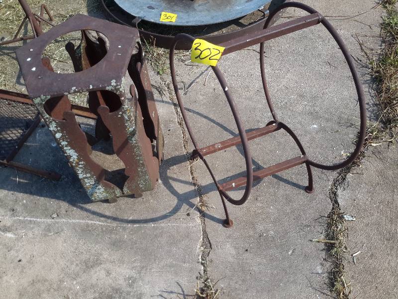 lot 302 image: Decorative Standtable.. Fire wood ring..