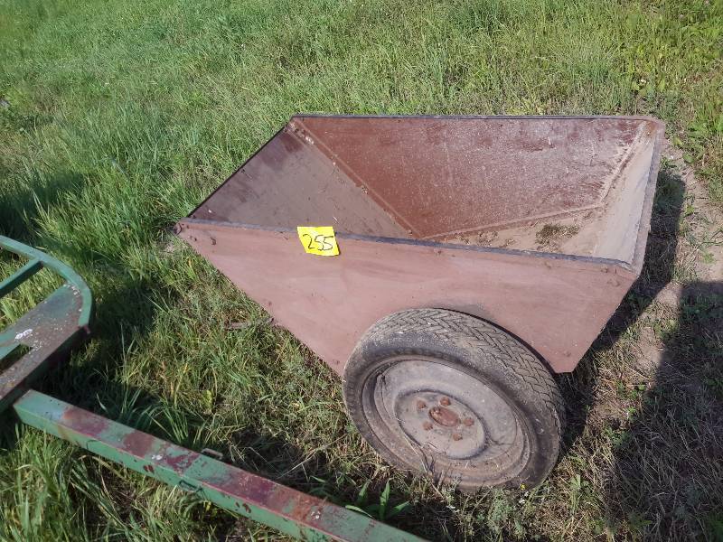 lot 255 image: Garden Dumper Cart. 26in x 45in