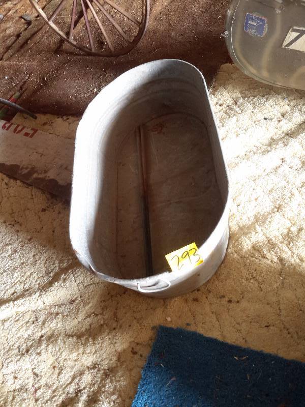 lot 293 image: Large oblong galvanized wash tub