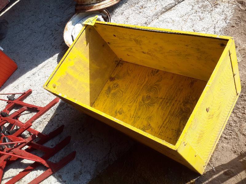 lot 297 image: Vintage Home made toy chest