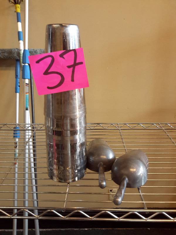 10 Stainless Shakers, 2 ice scoops