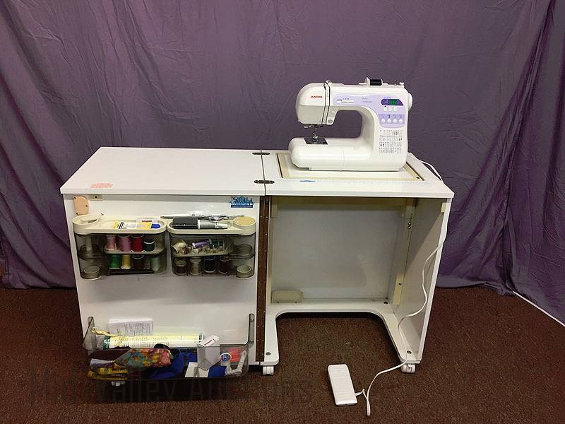 Sewing machine wCabinet