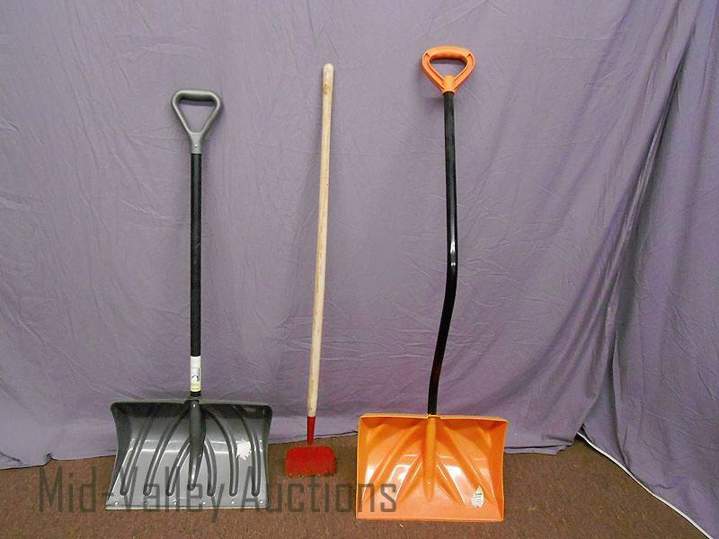 Snow shovels & ice chipper
