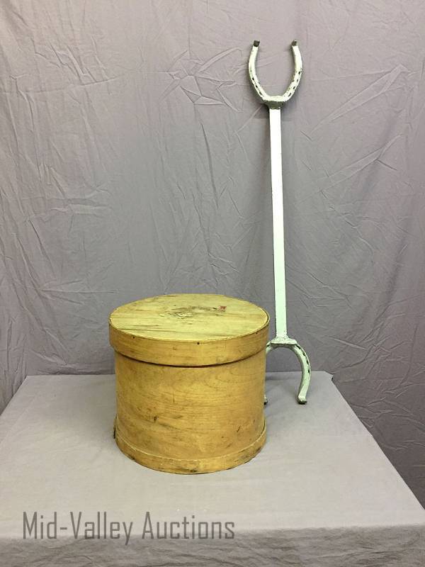 Round wood box & horseshoes