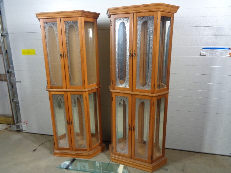 lot 113 image: 2 Lighted Display Cabinets
