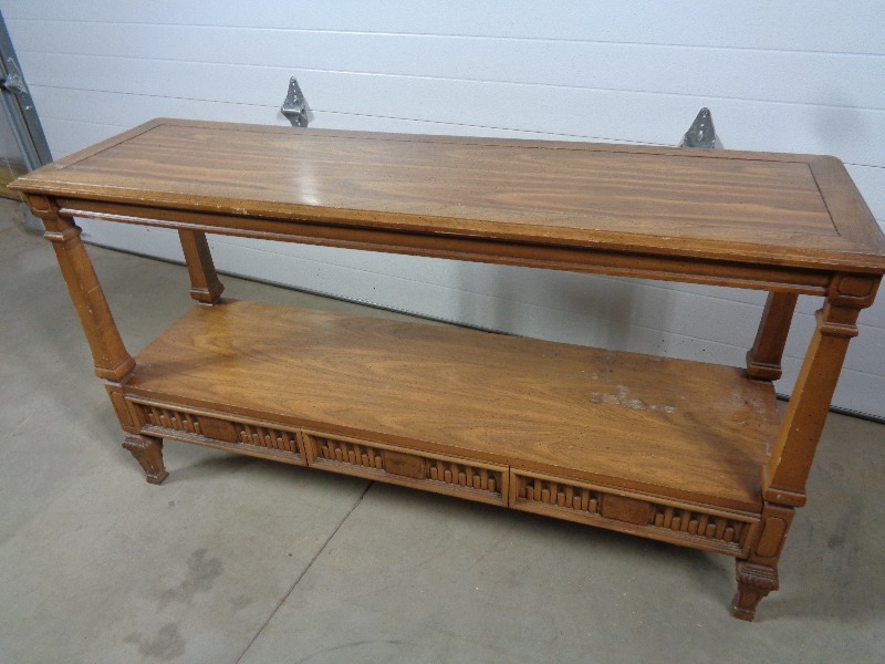lot 114 image: Vintage Sofa  Hallway Table