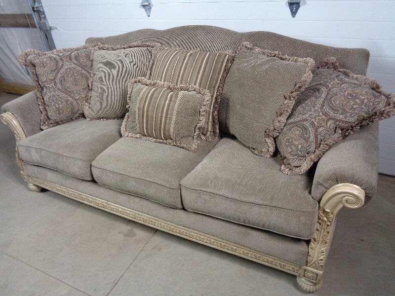 lot 121 image: Decorative Couch