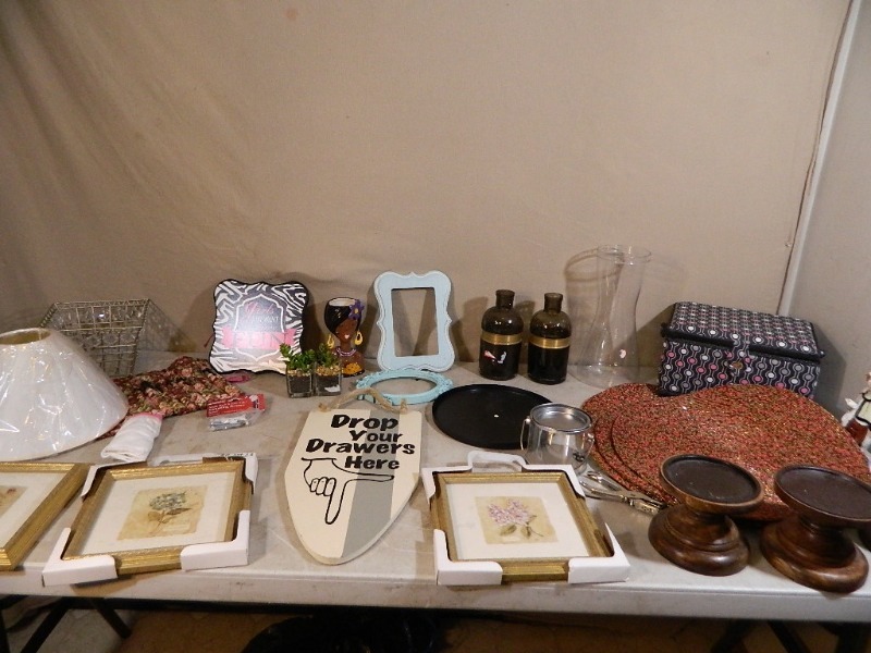 lot 184 image: Decor and More