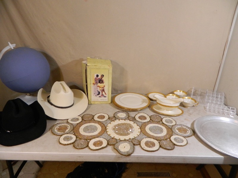 lot 185 image: Pier One Imports and Decor