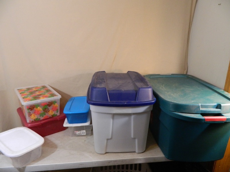 lot 199 image: 7 Assorted Totes with Lids