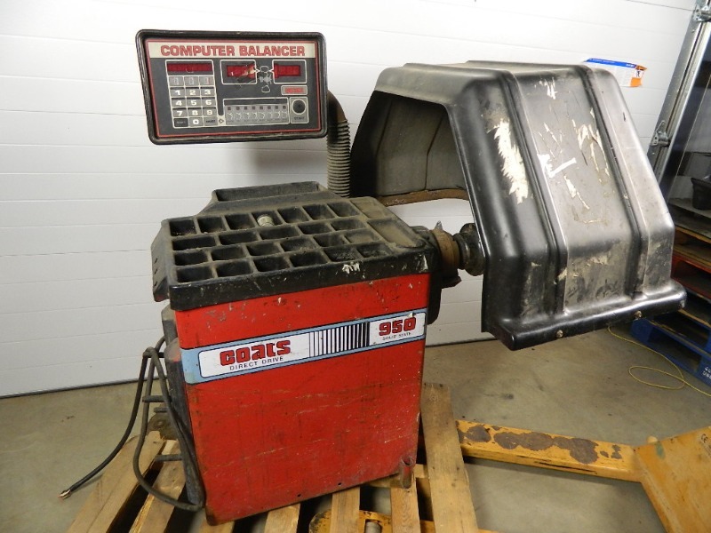 lot 2 image: Coats 950 Wheel Balancer