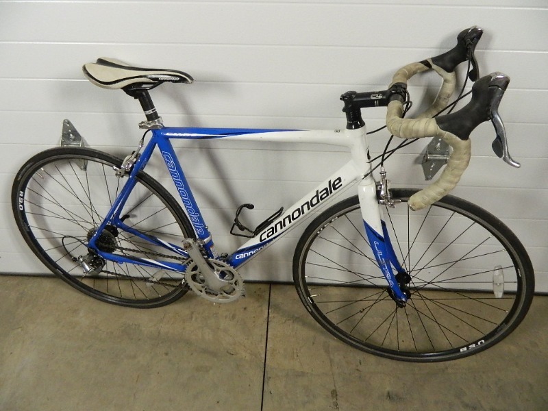 lot 6 image: Cannondale Caad 8 Road Bike
