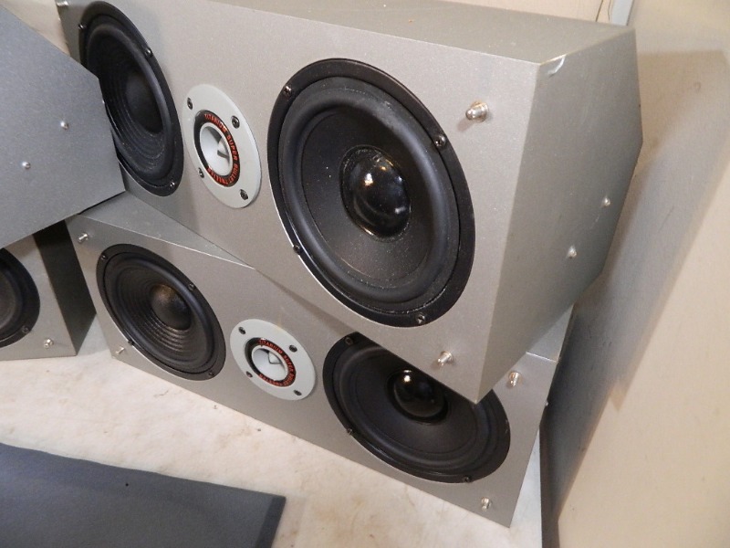lot 8 image: LA Audio Speakers