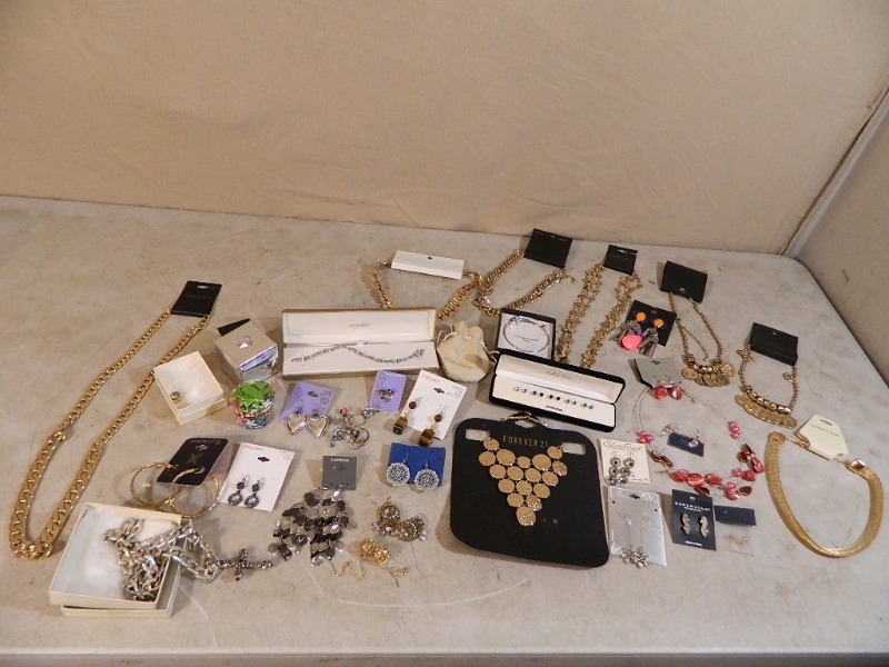 lot 23 image: Estate Jewelry